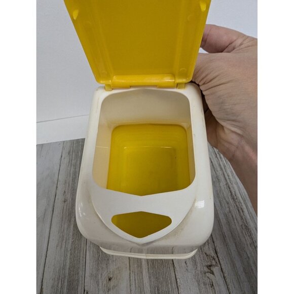 Vintage Lustro-Ware Yellow & White Plastic Pitcher With Lid - Picture 3 of 7